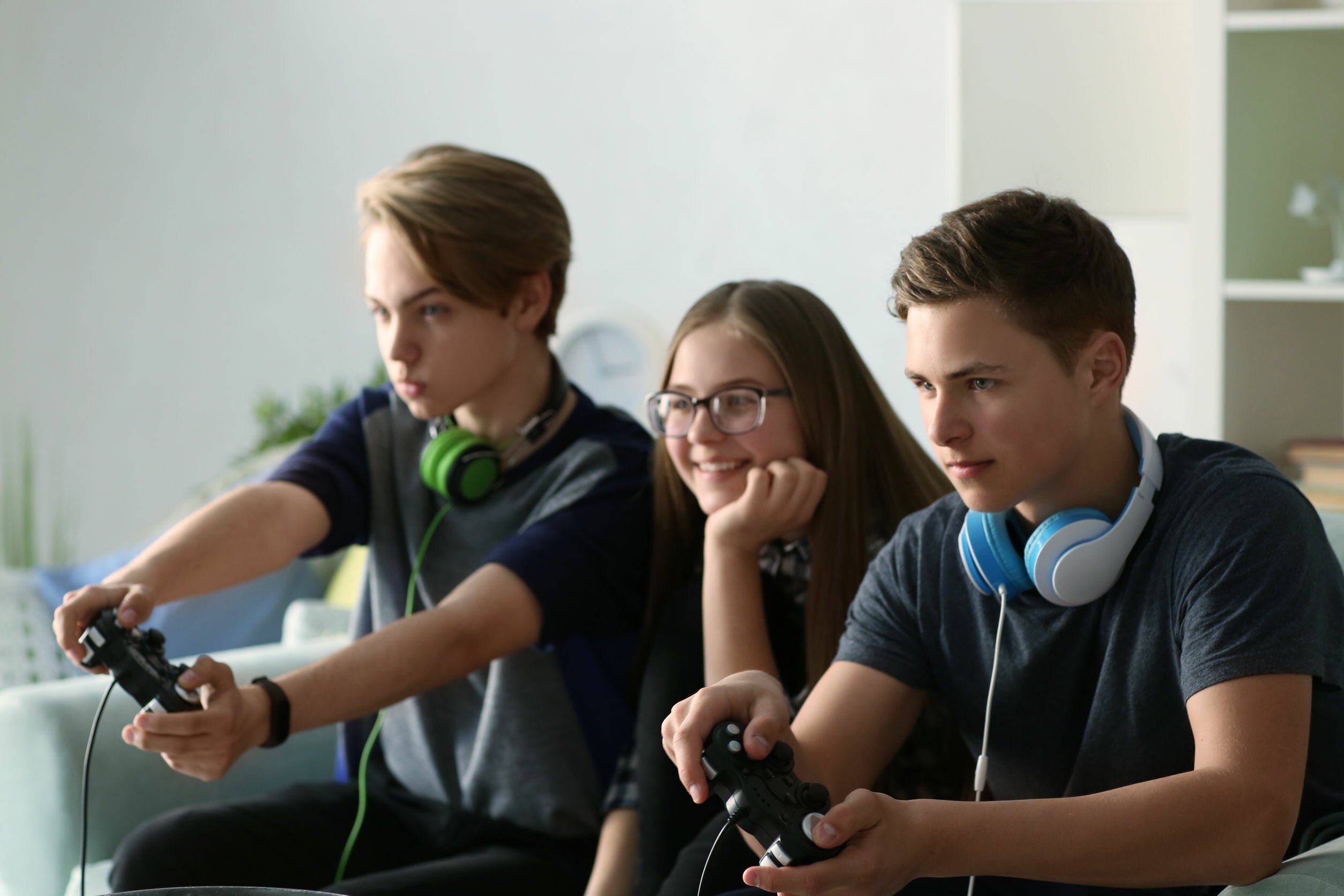 adolescentes jugando consola