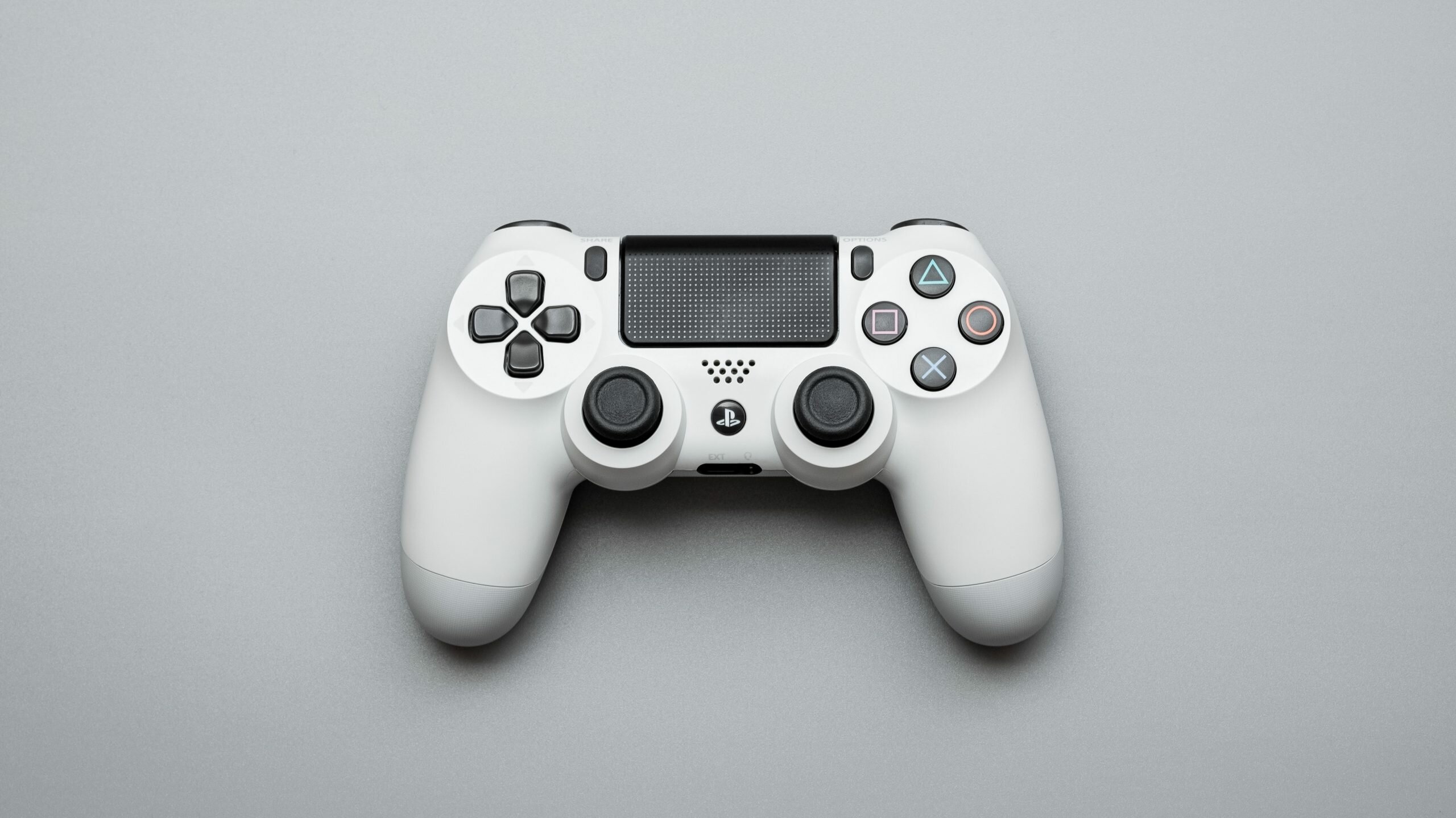 Joystick blanco sobre fondo gris