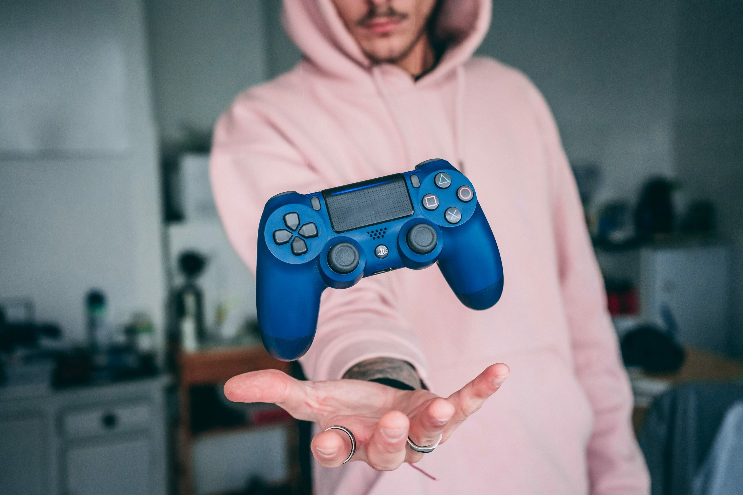 Hombre con control azul de ps4